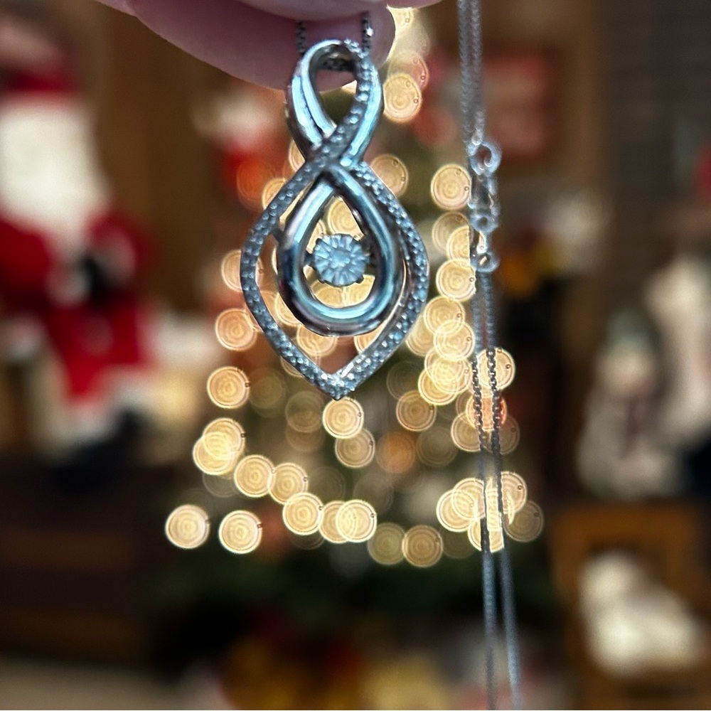 10k white gold Diamond in Motion Pendant Necklace
